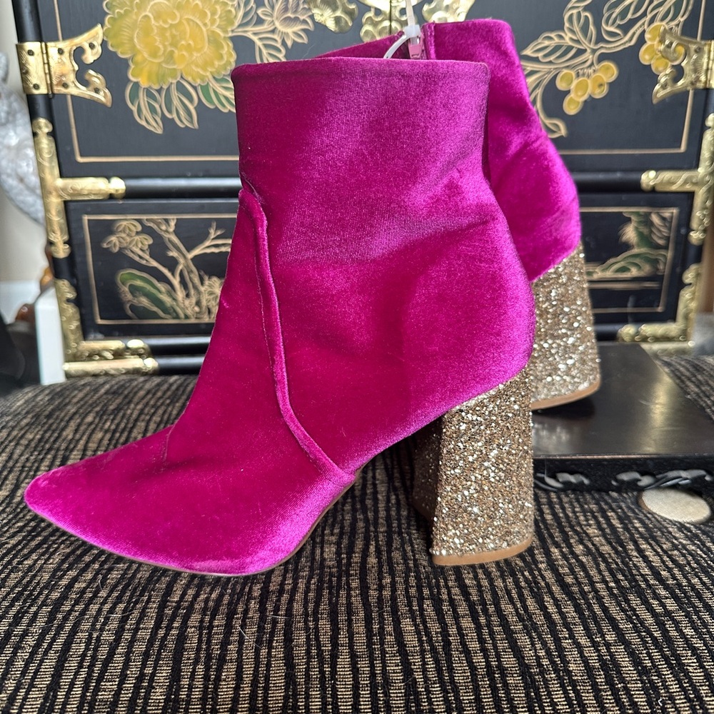 These Betsey Johnson "Kacey" Magenta Velvet Booties 8.5